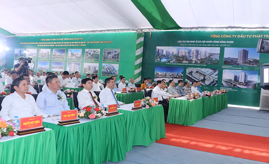 Các đại biểu dự lễ khởi công.