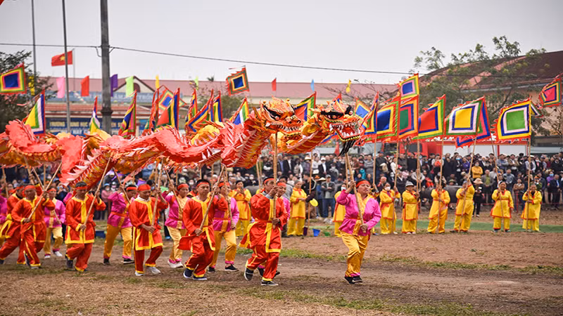 Trong tiếng trống hội rộn ràng, màn múa rồng thể hiện mong ước một năm mới tốt đẹp.