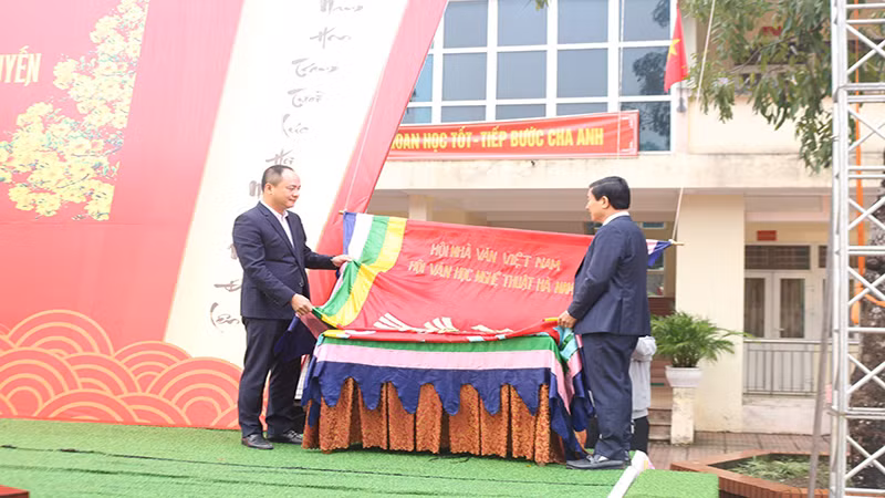 Các đồng chí lãnh đạo Sở Văn hóa, Thể thao và Du lịch, lãnh đạo huyện Bình Lục thực hiện nghi thức kéo Cờ Thơ.