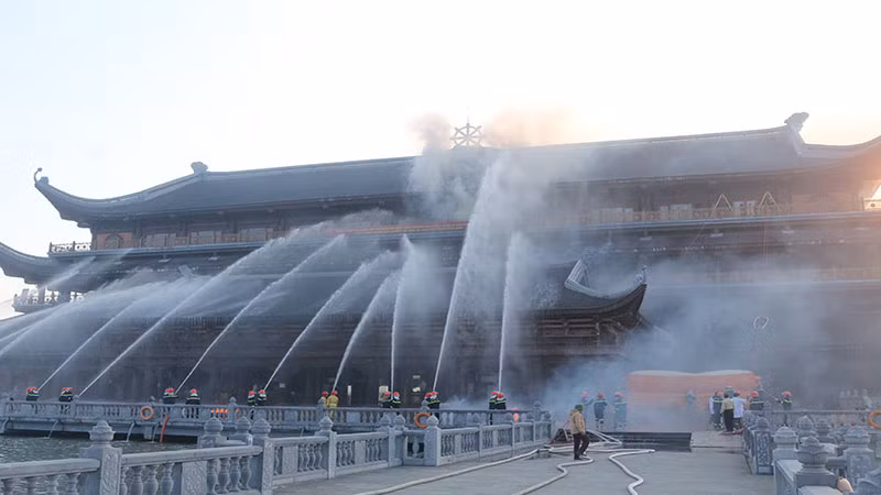 Các lực lượng tham gia tại buổi diễn tập phòng cháy chữa cháy tại khu du lịch Tam Chúc. Các lực lượng tham gia tại buổi diễn tập phòng cháy chữa cháy tại khu du lịch Tam Chúc.