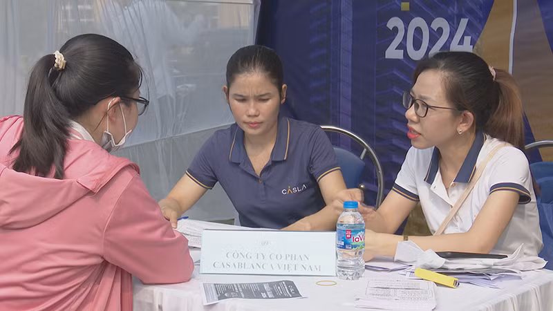 Người lao động được trực tiếp tư vấn tuyển dụng việc làm với các doanh nghiệp.