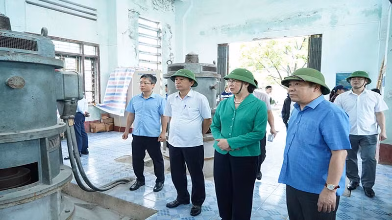 Đồng chí Bí thư Tỉnh ủy Lê Thị Thủy chỉ đạo tiêu úng tại trạm bơm Võ Giang.