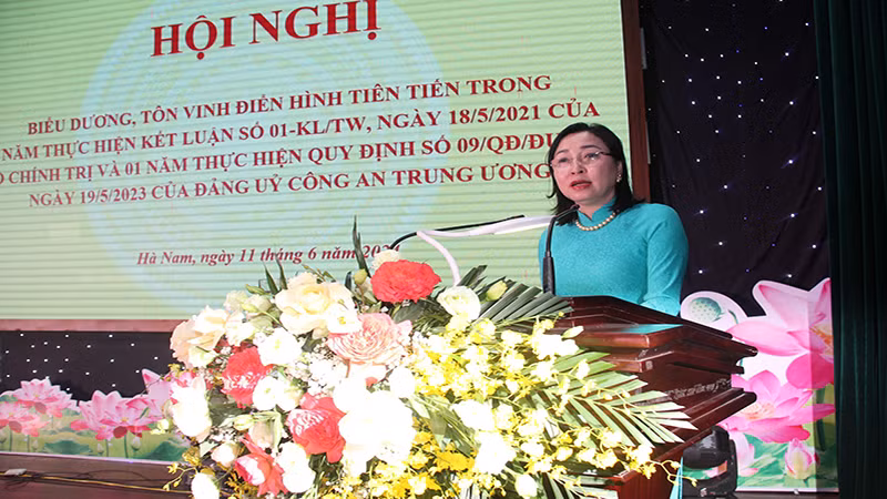 Đồng chí Đinh Thị Lụa, Phó Bí thư Thường trực Tỉnh ủy Hà Nam phát biểu tại hội nghị.