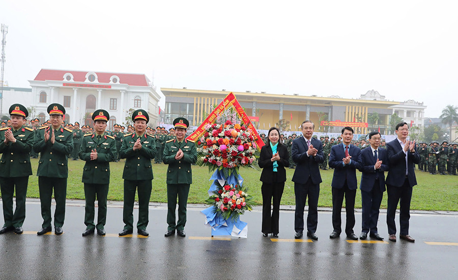 Các đồng chí lãnh đạo tỉnh Hà Nam tặng hoa chúc mừng cán bộ chiến sĩ lực lượng vũ trang tỉnh tại lễ ra quân huấn luyện năm 2025.
