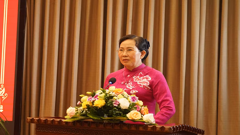 Đồng chí Lê Thị Thủy, Ủy viên Trung ương Đảng, Bí thư Tỉnh ủy Hà Nam phát biểu chào mừng tại kỳ họp.