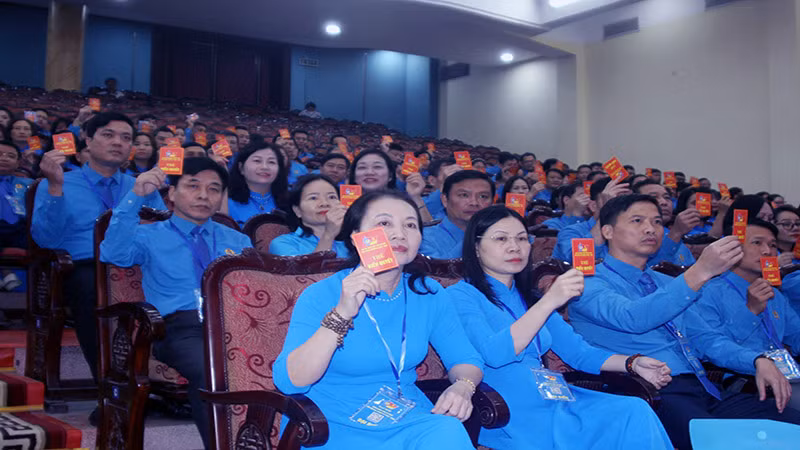 Các đại biểu dự Đại hội biểu quyết thông qua phương án nhân sự bầu Ban Chấp hành Liên đoàn Lao động tỉnh Hà Nam khóa XIII, nhiệm kỳ 2023-2028.