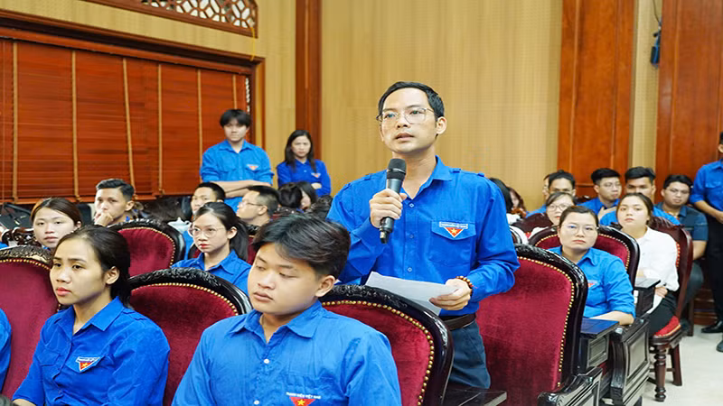 Đại diện thanh niên nêu các vấn đề thảo luận tại Hội nghị đối thoại với Chủ tịch Ủy ban nhân dân tỉnh Hà Nam.