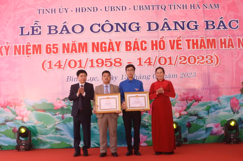Các đồng chí lãnh đạo tỉnh Hà Nam trao Bằng khen của Ban Tuyên giáo Trung ương cho các cá nhân có thành tích tiêu biểu trong học tập và làm theo đạo đức tư tưởng Hồ Chí Minh.
