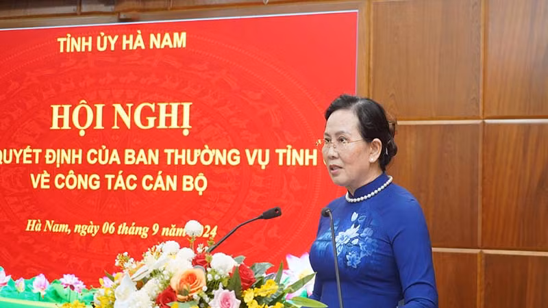 Đồng chí Lê Thị Thủy, Bí thư Tỉnh ủy, Chủ tịch Hội đồng nhân dân tỉnh phát biểu giao nhiệm vụ cho đồng chí Nguyễn Đức Toàn.