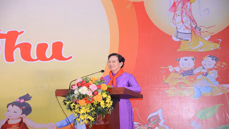 Đồng chí Lê Thị Thủy, Ủy viên Trung ương Đảng, Bí thư Tỉnh ủy Hà Nam gửi lời chúc Tết Trung thu vui vẻ.