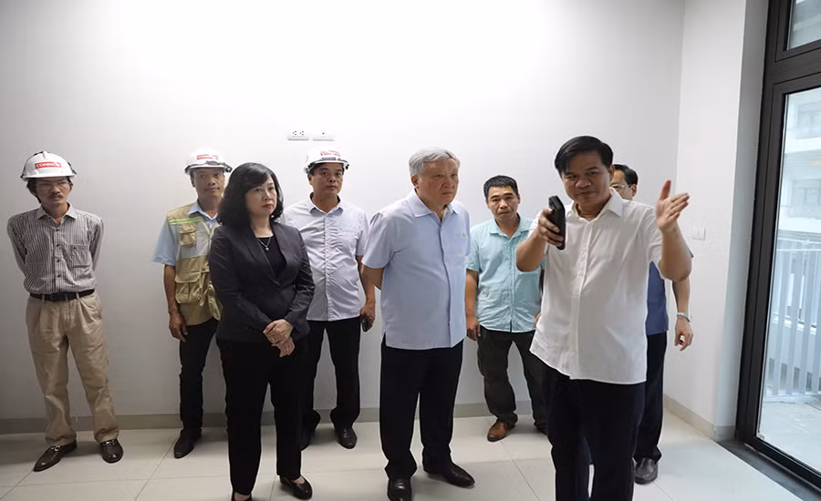 Lãnh đạo Bệnh viện Bạch Mai báo cáo với Phó Thủ tướng cùng đoàn công tác về tiến độ thi công tại Bệnh viện.