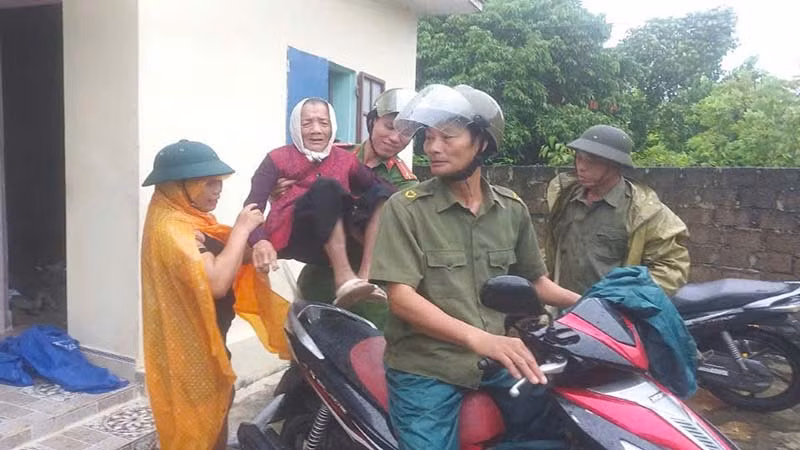 Lực lượng Công an hỗ trợ các gia đình di chuyển người cao tuổi đến nơi tránh bão an toàn.