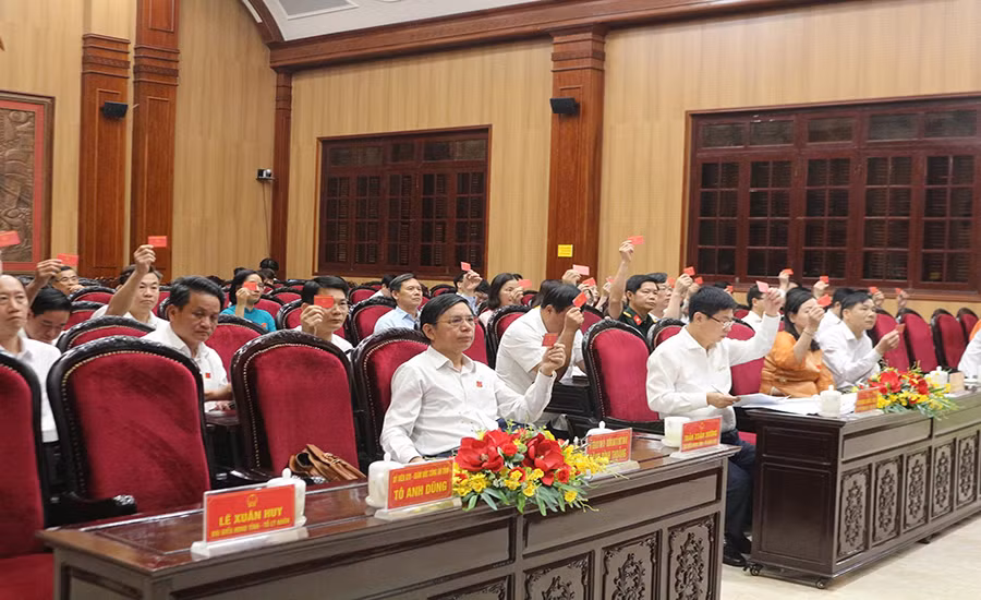 Các đại biểu Hội đồng nhân dân tỉnh Hà Nam biểu quyết thông qua Nghị quyết tại kỳ họp.