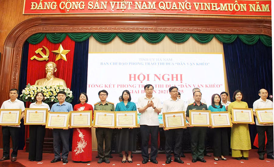 Đồng chí Đặng Thanh Sơn, Ủy viên Ban Thường vụ Tỉnh ủy, Phó Chủ tịch Thường trực Hội đồng nhân dân tỉnh tặng Bằng khen của Chủ tịch Ủy ban nhân dân tỉnh cho các cá nhân xuất sắc.