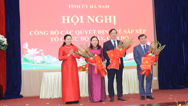 Đồng chí Bí thư Tỉnh ủy Hà Nam trao Quyết định và tặng hoa chúc mừng các đồng chí Bí thư và Phó Bí thư Đảng bộ các cơ quan Đảng tỉnh.