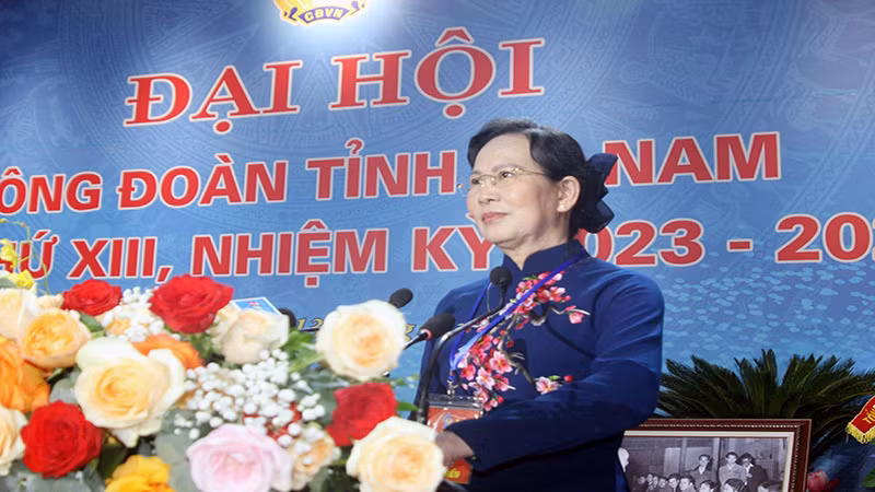 Đồng chí Lê Thị Thủy, Ủy viên Trung ương Đảng, Bí thư Tỉnh ủy Hà Nam phát biểu tại Đại hội.
