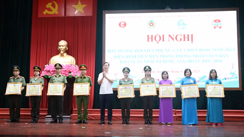 Đồng chí Nguyễn Minh Tiến - Trưởng Ban Dân vận Tỉnh ủy Hà Nam trao Bằng khen của Chủ tịch UBND tỉnh cho các tập thể, cá nhân có nhiều thành tích trong phong trào bảo vệ an ninh Tổ quốc.