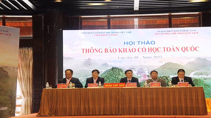 Đoàn Chủ tịch hội thảo.
