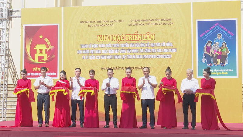 Các đại biểu cắt băng khai mạc triển lãm.