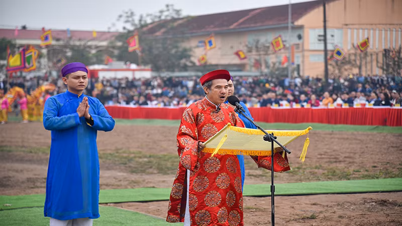 Nghi lễ đọc văn trình trước đàn tế Thần nông và Linh vị vua Lê Đại Hành.