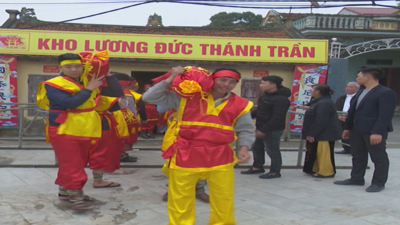 Các túi lương được nhân dân chuẩn bị sẵn sàng cho lễ phát lương Đức Thánh Trần.