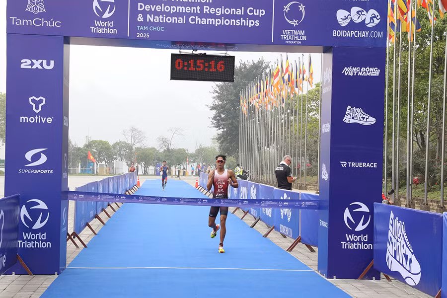 Vận động viên về đích nội dung Aquathlon.