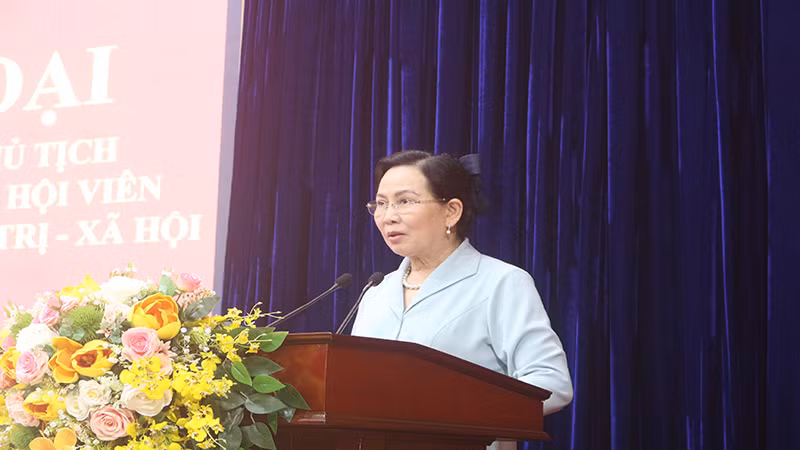 Đồng chí Lê Thị Thủy, Ủy viên Trung ương Đảng, Bí thư Tỉnh ủy, Chủ tịch Hội đồng nhân dân tỉnh phát biểu tại cuộc đối thoại.