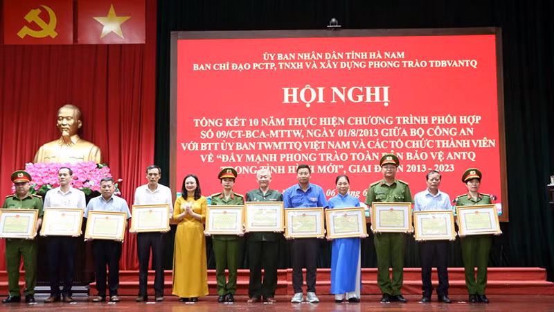 Chủ tịch Mặt trận Tổ quốc tỉnh Hà Nam trao Bằng khen của Chủ tịch Ủy ban nhân dân tỉnh cho các tập thể và cá nhân có thành tích xuất sắc.