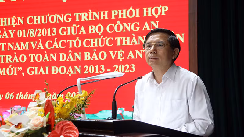 Đồng chí Phó Chủ tịch Ủy ban nhân dân tỉnh Hà Nam phát biểu tại Hội nghị.