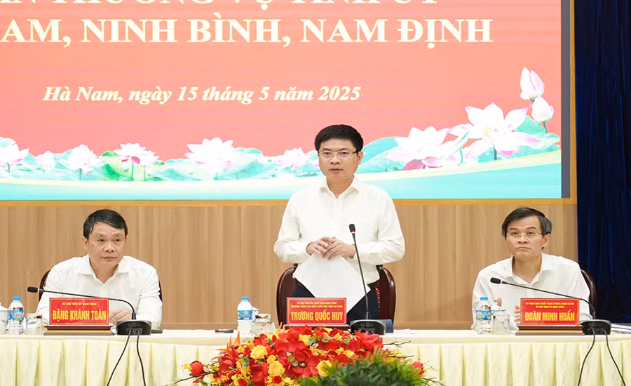 Các đồng chí Bí thư Tỉnh ủy Nam Định, Hà Nam, Ninh Bình đồng chủ trì hội nghị (từ trái qua).