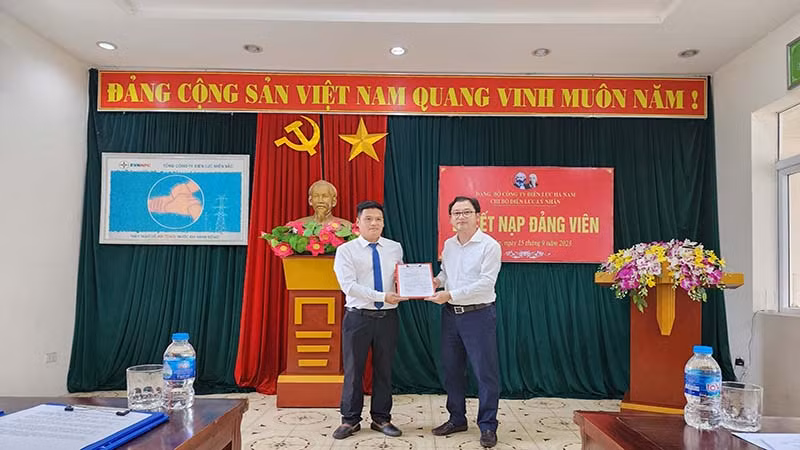 Lễ kết nạp đảng viên của chi bộ Điện lực huyện Lý Nhân.