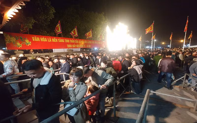 Đông đảo nhân dân và du khách thập phương xếp hàng tại các điểm để nhận lương.