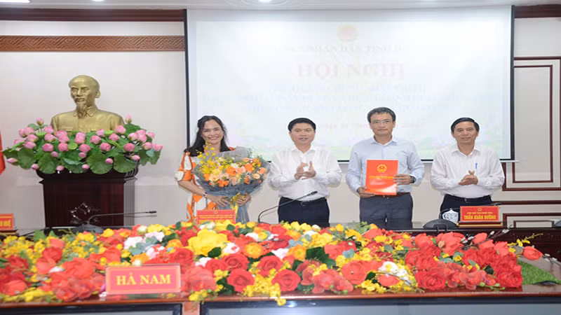 Đồng chí Trương Quốc Huy, Chủ tịch Ủy ban nhân dân tỉnh Hà Nam trao Giấy chứng nhận đầu tư cho Công ty Cổ phần Hạ tầng Hà Nam.