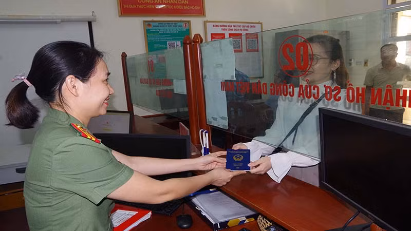 Phòng Quản lý xuất-nhập cảnh, Công an tỉnh Hà Nam trao trả hộ chiếu cho công dân.