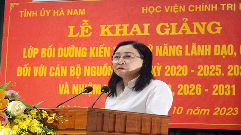 Đồng chí Đinh Thị Lụa, Phó Bí thư Thường trực Tỉnh ủy Hà Nam, phát biểu chỉ đạo tại lễ khai giảng.