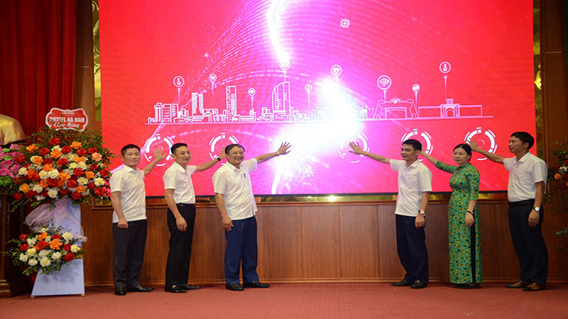 Các đại biểu bấm nút vận hành khai trương phần mềm giới thiệu PhuLy-S.