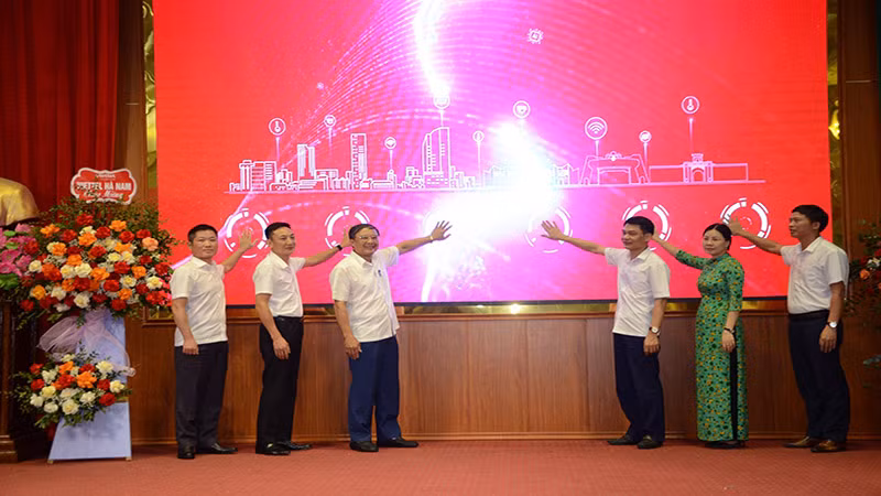 Các đại biểu bấm nút vận hành khai trương phần mềm giới thiệu PhuLy-S.