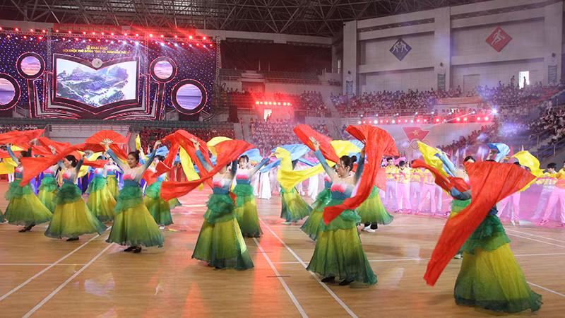 Chương trình đồng diễn nghệ thuật chào mừng Hội khỏe Phù Đổng tỉnh Hà Nam lần thứ 7.