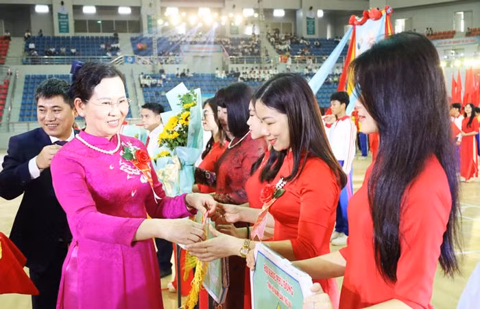 Đồng chí Lê Thị Thủy, Ủy viên Trung ương Đảng, Bí thư Tỉnh ủy, Chủ tịch Hội đồng nhân dân tỉnh tặng hoa, cờ lưu niệm cho các đơn vị tham dự Hội khỏe.