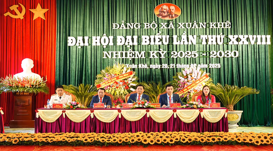 Đoàn Chủ tịch đại hội.