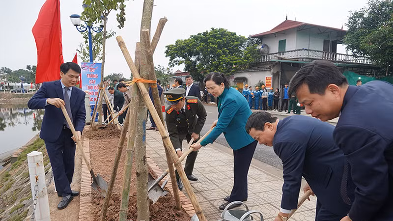 Đồng chí Bí thư Tỉnh ủy tham gia Tết trồng cây tại phường Lam Hạ, thành phố Phủ Lý.