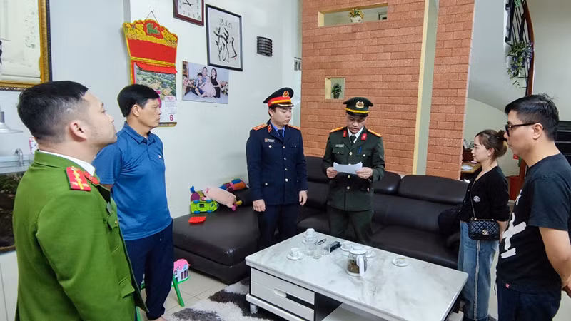 Cơ quan An ninh điều tra, Công an tỉnh Hà Nam tiến hành khám xét tại chỗ ở và nơi làm việc của bị can trong vụ án. (Ảnh Công an tỉnh Hà Nam)