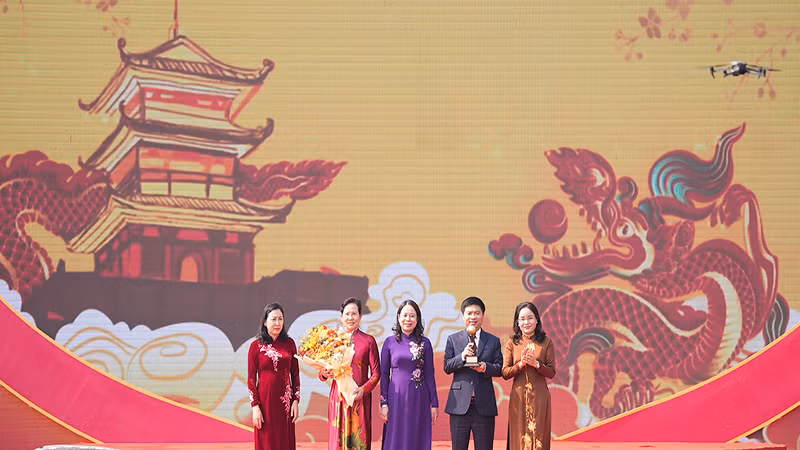 Phó Chủ tịch nước Võ Thị Ánh Xuân trao hoa và cúp “Điểm đến văn hóa địa phương hàng đầu thế giới” cho tỉnh Hà Nam.