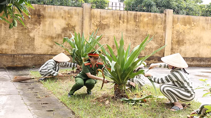 Cán bộ trại tạm giam Công an tỉnh động viên, hướng dẫn các phạm nhân lao động cải tạo tốt để được hưởng sự khoan hồng của Đảng và Nhà nước.