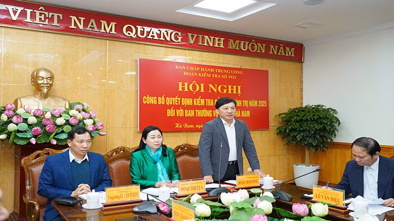 Đồng chí Hoàng Trọng Hưng, Phó Chủ nhiệm Ủy ban Kiểm tra Trung ương, Phó Trưởng đoàn Thường trực Đoàn kiểm tra số 1921 của Bộ Chính trị phát biểu tại hội nghị.