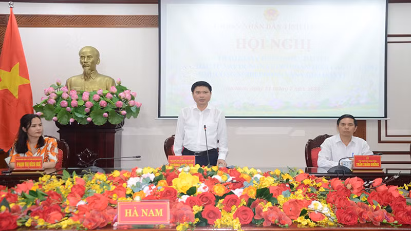 Đồng chí Trương Quốc Huy, Phó Bí thư Tỉnh ủy, Chủ tịch Ủy ban nhân dân tỉnh, Trưởng đoàn Đại biểu Quốc hội tỉnh phát biểu tại hội nghị.