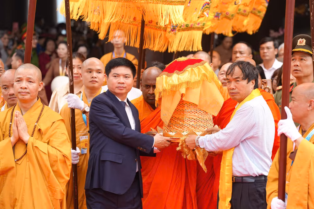 Cung rước xá lợi Đức Phật về Điện Tam Thế.