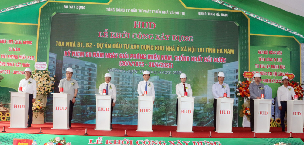 Các đại biểu bấm nút khởi công xây dựng Tòa nhà B1, B2 - Dự án đầu tư xây dựng khu nhà ở xã hội tại phường Đồng Văn, thị xã Duy Tiên, tỉnh Hà Nam.