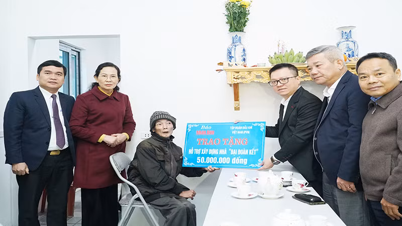 Đồng chí Bí thư Tỉnh ủy Hà Nam và lãnh đạo Báo Nhân Dân, Tập đoàn Dầu khí trao tiền hỗ trợ xây nhà Đại đoàn kết cho gia đình ông Chu Văn Hùng, xã Trác Văn, thị xã Duy Tiên.