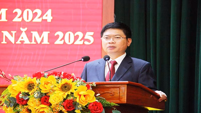 Đồng chí Trương Quốc Huy, Phó Bí thư Tỉnh ủy, Chủ tịch UBND tỉnh, Trưởng Đoàn Đoàn địa biểu Quốc hội tỉnh Hà Nam phát biểu chỉ đạo tại hội nghị